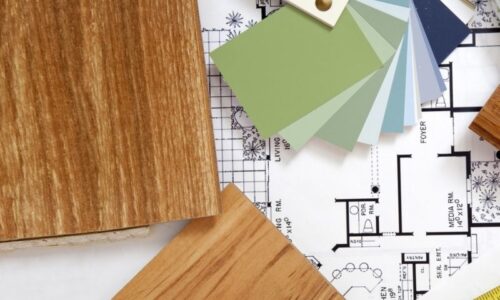 Muestras de madera y colores sobre plano de arquitectura Muestras de madera y colores sobre plano de arquitectura