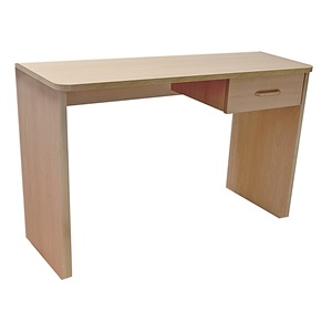 Mesita escritorio con distintas posibilidades de cajón, con patas macizas o de tablero melaminizado.