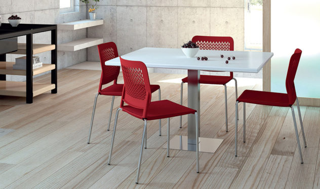 Sala con mesa y sillas rojas