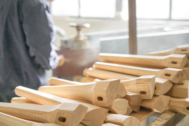 Piezas de madera en taller de carpintero